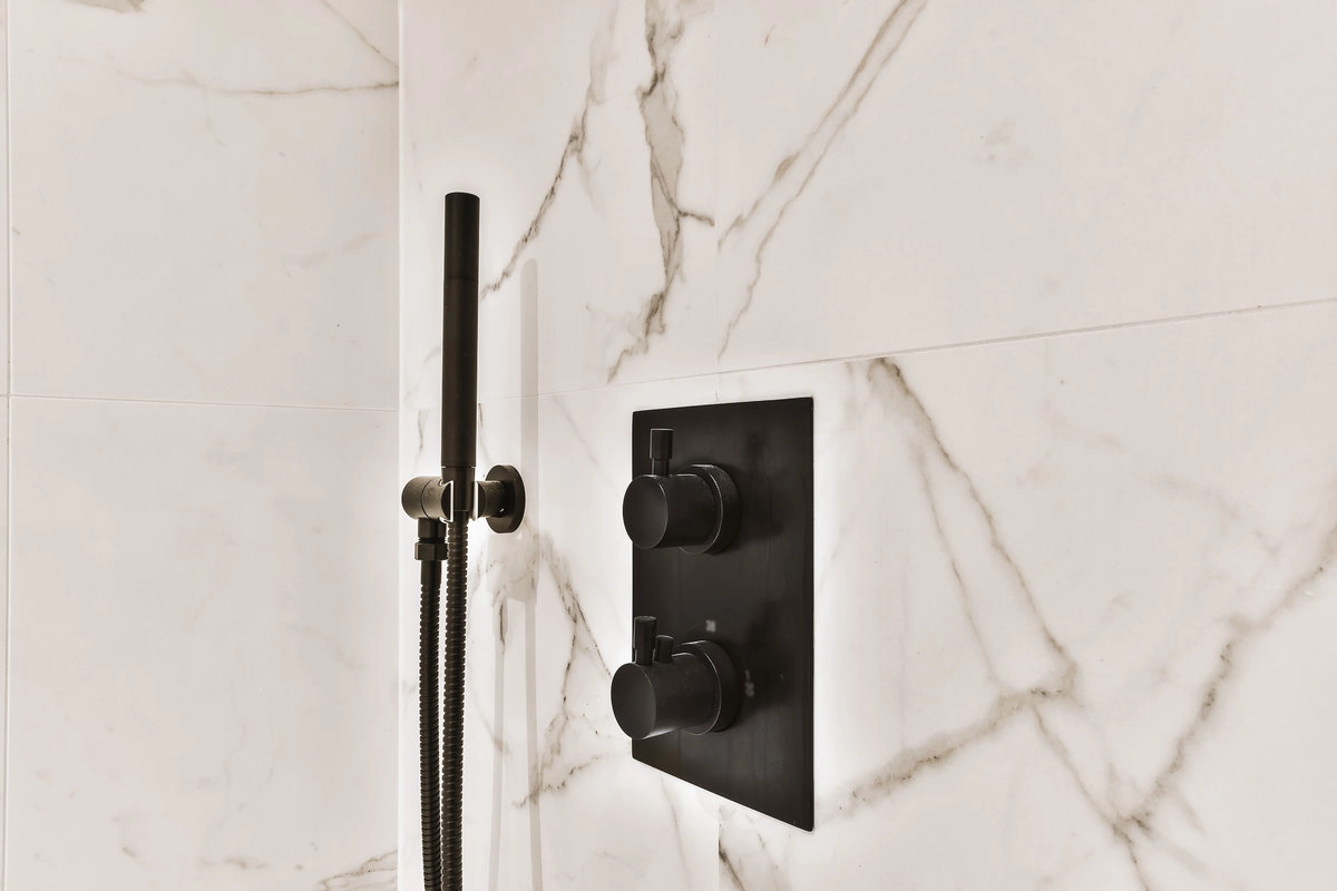 Montaż baterii podtynkowej – jak przebiega i o czym trzeba pamiętać?