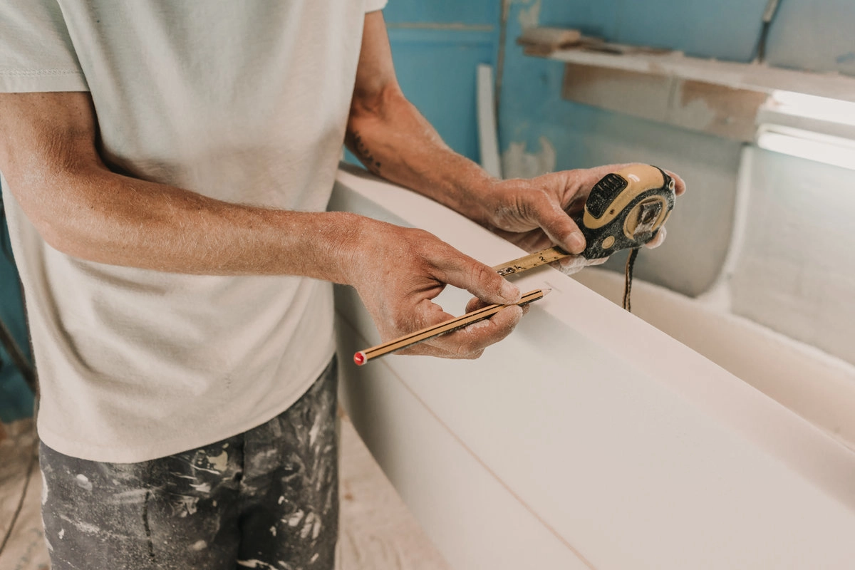 Mocowanie obudowy wanny – instrukcja montażu krok po kroku