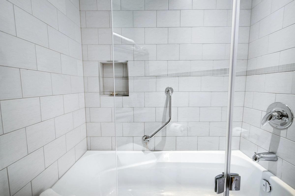 Jak zamontować parawan nawannowy – instrukcja montażu krok po kroku