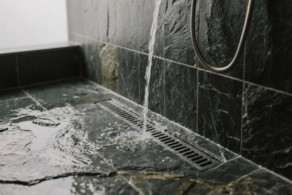 Jak wyczyścić odpływ liniowy? Jak dbać i udrożnić?